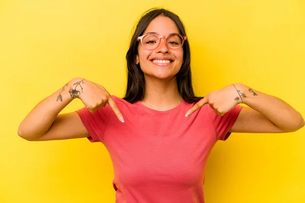 Young Hispanic Woman Isolated Yellow Background Points Fingers Positive Feeling — Foto Stock