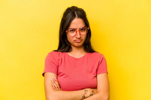 Junge Hispanische Frau Isoliert Auf Gelbem Hintergrund Runzelt Vor Unmut — Stockfoto