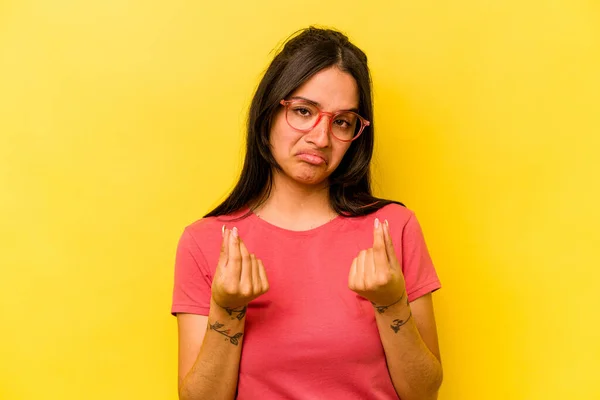 Junge Hispanische Frau Isoliert Auf Gelbem Hintergrund Zeigt Dass Sie — Stockfoto
