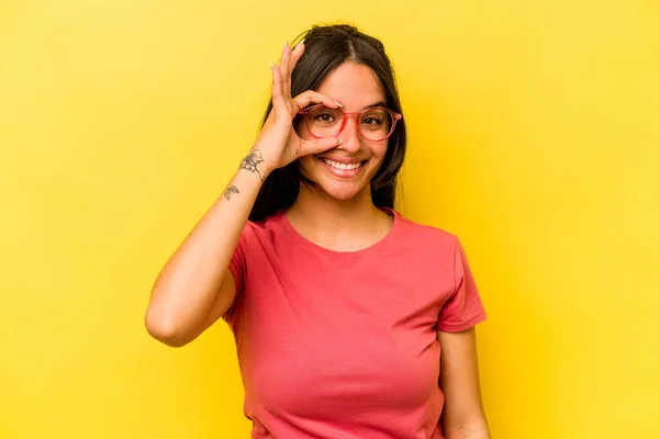 Young Hispanic Woman Isolated Yellow Background Excited Keeping Gesture Eye — Foto Stock
