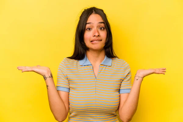 Mulher Hispânica Jovem Isolado Fundo Amarelo Confuso Duvidoso Ombros Encolhendo — Fotografia de Stock