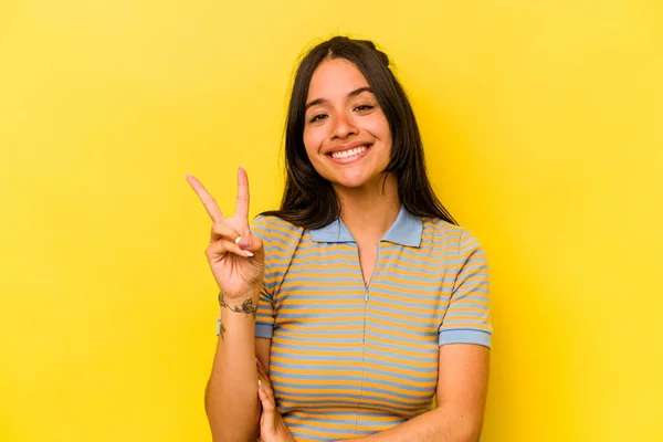 Jovem Hispânica Isolada Fundo Amarelo Mostrando Número Dois Com Dedos — Fotografia de Stock
