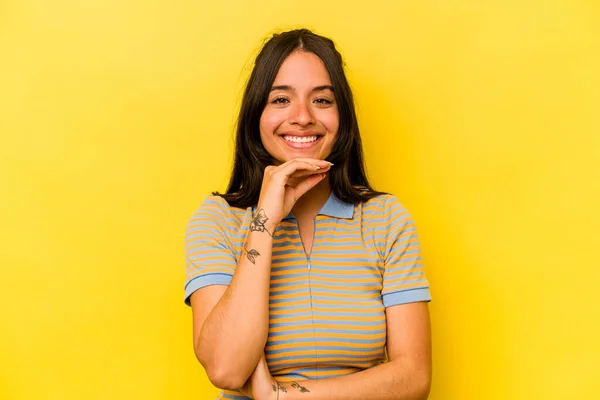 Молода Іспаномовна Жінка Ізольована Жовтому Тлі Посміхаючись Щасливо Впевнено Торкаючись — стокове фото