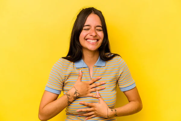 Mulher Hispânica Jovem Isolado Fundo Amarelo Alegremente Diverte Mantendo Mãos — Fotografia de Stock