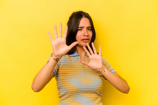 Mladá Hispánská Žena Izolované Žlutém Pozadí Šokován Důsledku Bezprostředního Nebezpečí — Stock fotografie