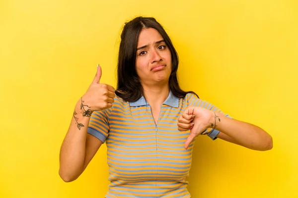 Junge Hispanische Frau Isoliert Auf Gelbem Hintergrund Zeigt Daumen Nach — Stockfoto