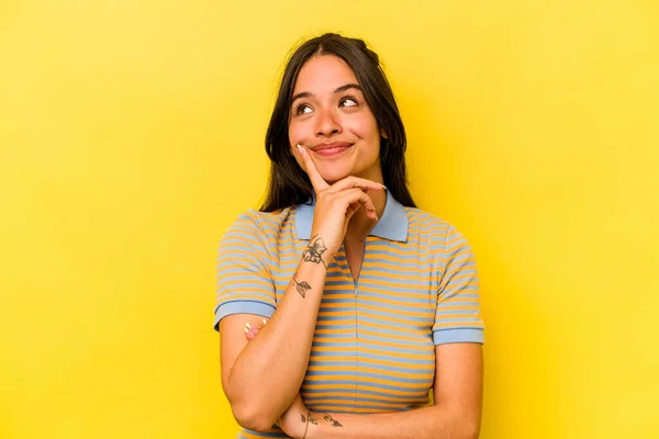 Jovem Hispânica Isolada Fundo Amarelo Contemplando Planejando Uma Estratégia Pensando — Fotografia de Stock