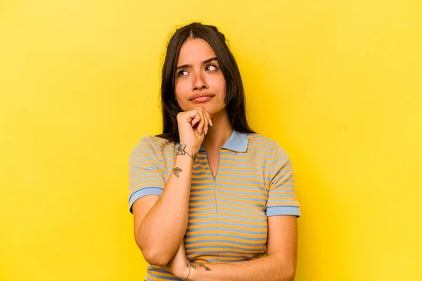 Young Hispanic Woman Isolated Yellow Background Thinking Looking Being Reflective — стоковое фото