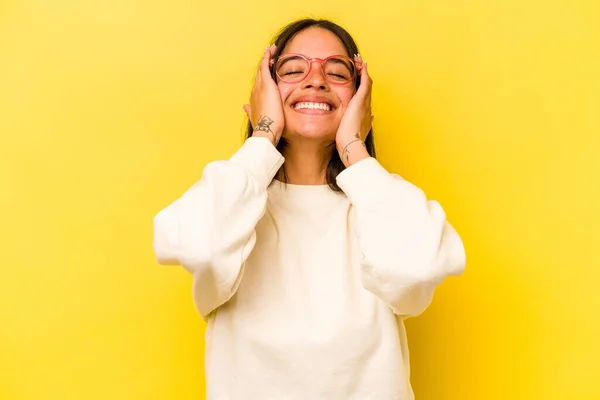 Νεαρή Ισπανίδα Απομονωμένη Κίτρινο Φόντο Γελάει Χαρά Κρατώντας Χέρια Στο — Φωτογραφία Αρχείου