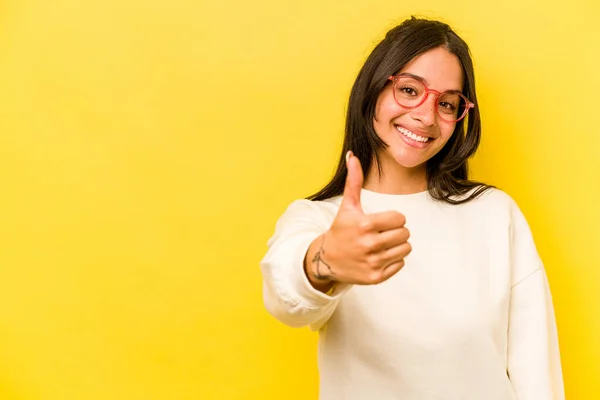 Young Hispanic Woman Isolated Yellow Background Smiling Raising Thumb — Photo