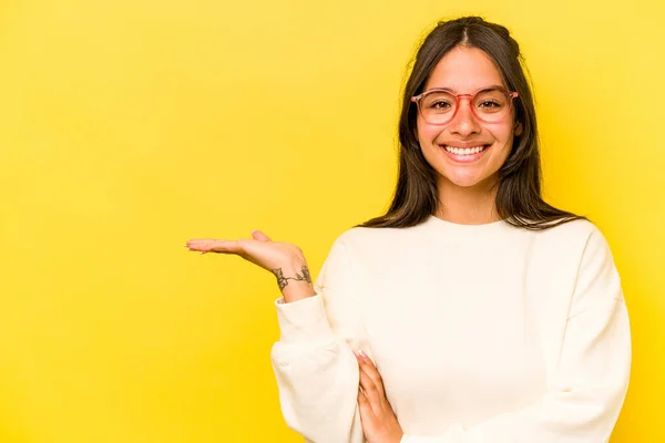 Young Hispanic Woman Isolated Yellow Background Showing Copy Space Palm — Photo