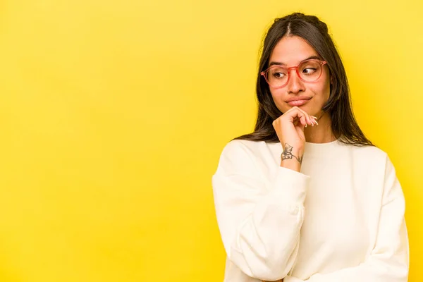 Young Hispanic Woman Isolated Yellow Background Looking Sideways Doubtful Skeptical — Foto Stock