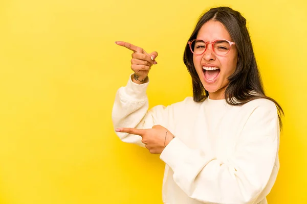 Young Hispanic Woman Isolated Yellow Background Excited Pointing Forefingers Away — Photo