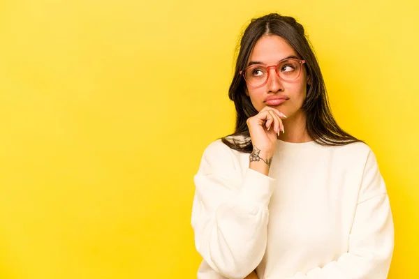 Young Hispanic Woman Isolated Yellow Background Relaxed Thinking Something Looking — Foto de Stock