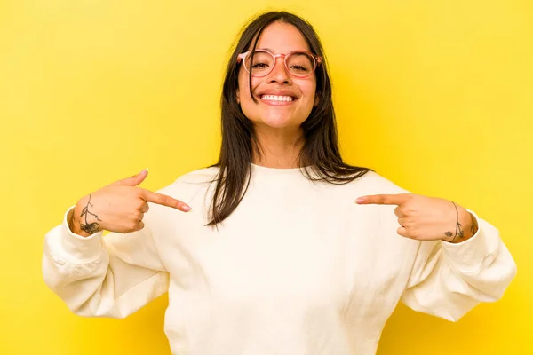 Young Hispanic Woman Isolated Yellow Background Points Fingers Positive Feeling — 스톡 사진