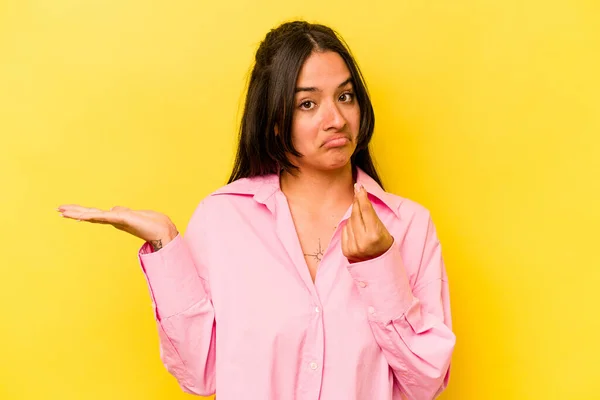 Junge Hispanische Frau Isoliert Auf Gelbem Hintergrund Zeigt Dass Sie — Stockfoto