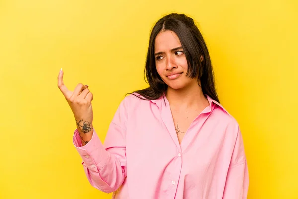 Sarı Arka Planda Izole Edilmiş Genç Spanyol Kadın Sanki Seni — Stok fotoğraf