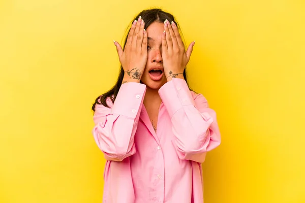 Mujer Hispana Joven Aislada Sobre Fondo Amarillo Divirtiéndose Cubriendo Mitad — Foto de Stock