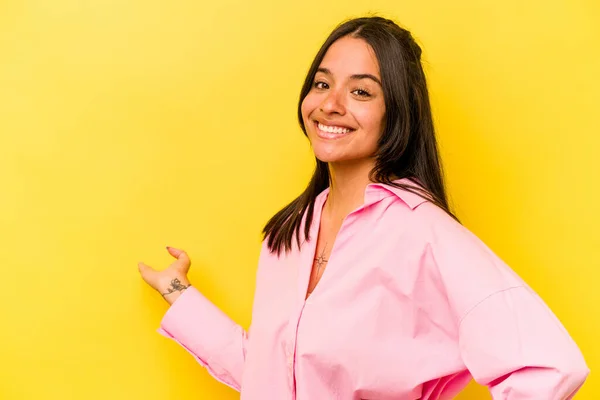 Mujer Hispana Joven Aislada Sobre Fondo Amarillo Mostrando Una Expresión — Foto de Stock