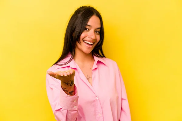 Young Hispanic Woman Isolated Yellow Background Stretching Hand Camera Greeting — 스톡 사진