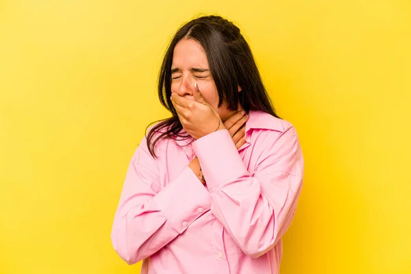 黄色の背景に隔離された若いヒスパニック系の女性は ウイルスや感染症のために喉の痛みを受ける — ストック写真