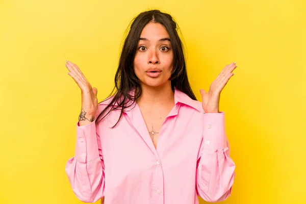 Junge Hispanische Frau Isoliert Auf Gelbem Hintergrund Mit Einer Idee — Stockfoto