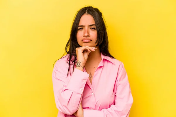 Young Hispanic Woman Isolated Yellow Background Suspicious Uncertain Examining You — 스톡 사진