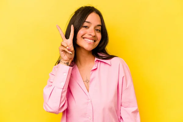 Молода Іспаномовна Жінка Ізольована Жовтому Тлі Показує Номер Два Пальцями — стокове фото