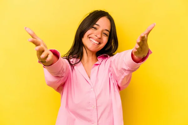 Ung Latinamerikansk Kvinna Isolerad Gul Bakgrund Känns Säker Att Kram — Stockfoto