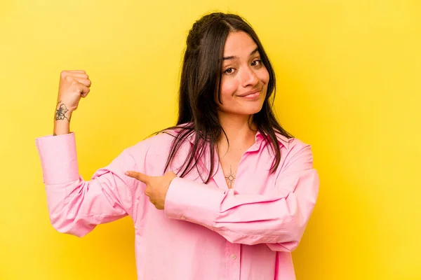 Young Hispanic Woman Isolated Yellow Background Showing Strength Gesture Arms — 스톡 사진