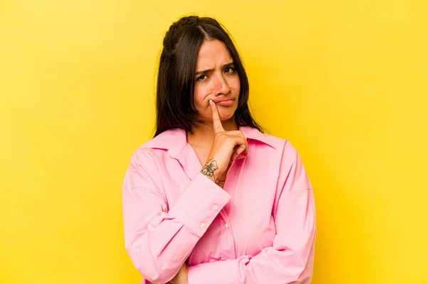 Mulher Hispânica Jovem Isolado Fundo Amarelo Infeliz Olhando Câmera Com — Fotografia de Stock