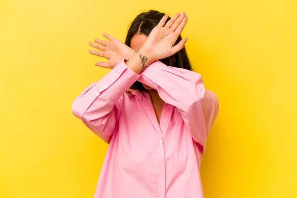Молода Іспаномовна Жінка Ізольована Жовтому Тлі Тримаючи Дві Руки Схрещеними — стокове фото
