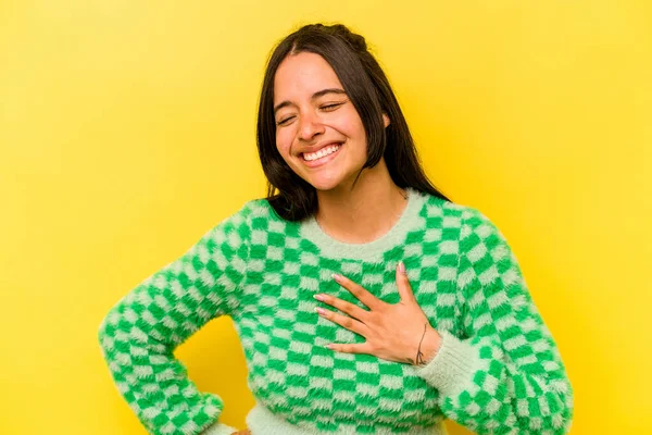 Mulher Hispânica Jovem Isolado Fundo Amarelo Rindo Mantendo Mãos Coração — Fotografia de Stock