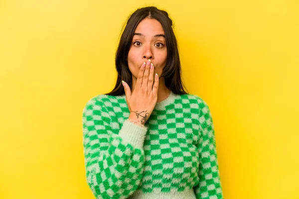 Junge Hispanische Frau Isoliert Auf Gelbem Hintergrund Schockiert Mund Mit — Stockfoto