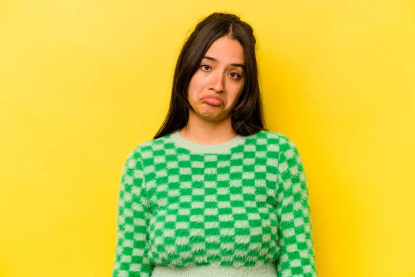 Junge Hispanische Frau Isoliert Auf Gelbem Hintergrund Trauriges Ernstes Gesicht — Stockfoto