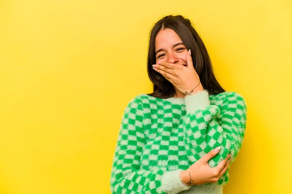 Junge Hispanische Frau Isoliert Auf Gelbem Hintergrund Lacht Glücklich Unbeschwert — Stockfoto