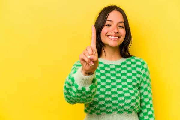 Ung Latinamerikansk Kvinna Isolerad Gul Bakgrund Visar Nummer Ett Med — Stockfoto