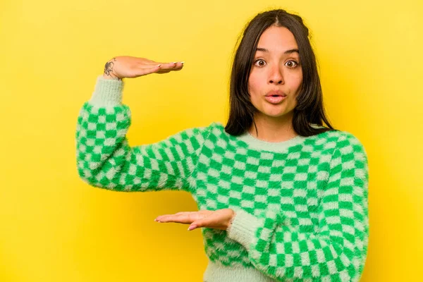 Young Hispanic Woman Isolated Yellow Background Shocked Amazed Holding Copy — Fotografia de Stock