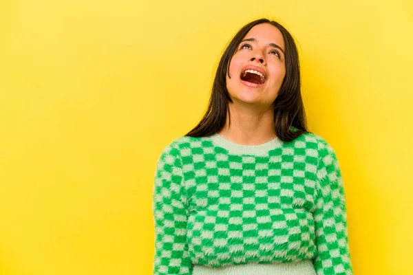 Mujer Hispana Joven Aislada Sobre Fondo Amarillo Gritando Muy Enojada —  Fotos de Stock