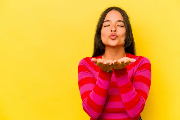 Jonge Spaanse Vrouw Geïsoleerd Gele Achtergrond Vouwen Lippen Het Vasthouden — Stockfoto