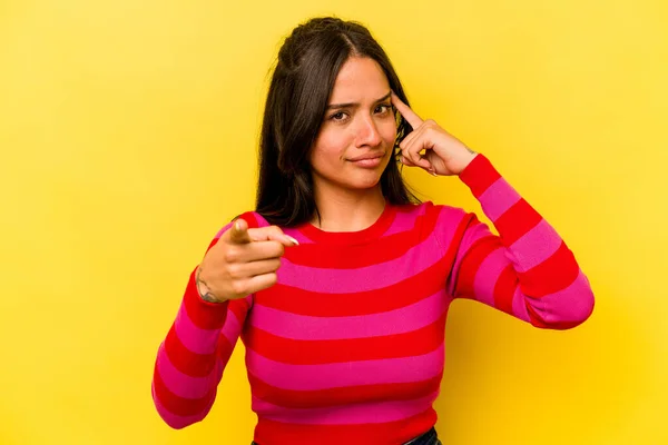 Junge Hispanische Frau Isoliert Auf Gelbem Hintergrund Zeigt Mit Dem — Stockfoto