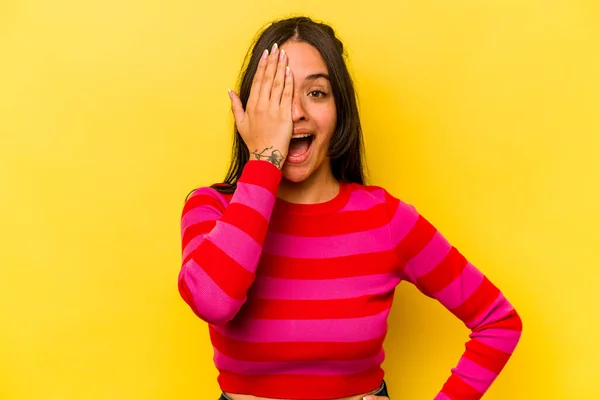 Jonge Hispanic Vrouw Geïsoleerd Gele Achtergrond Met Plezier Die Helft — Stockfoto