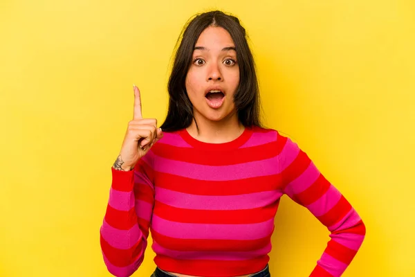 Junge Hispanische Frau Isoliert Auf Gelbem Hintergrund Mit Einer Idee — Stockfoto