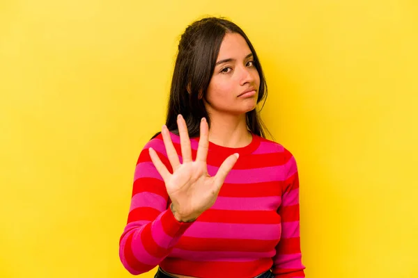 Junge Hispanische Frau Isoliert Auf Gelbem Hintergrund Und Weist Jemanden — Stockfoto