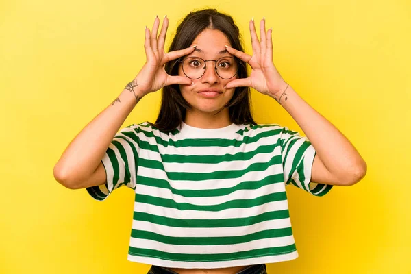Young Hispanic Woman Isolated Yellow Background Keeping Eyes Opened Find —  Fotos de Stock