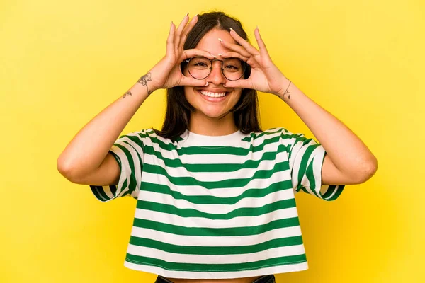 Mulher Hispânica Jovem Isolado Fundo Amarelo Mostrando Sinal Sobre Olhos — Fotografia de Stock