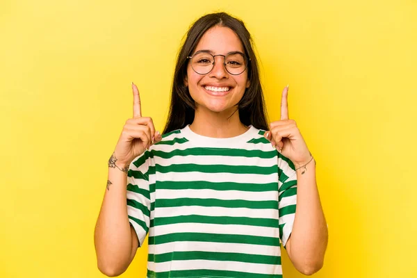 Young Hispanic Woman Isolated Yellow Background Indicates Both Fore Fingers — 스톡 사진
