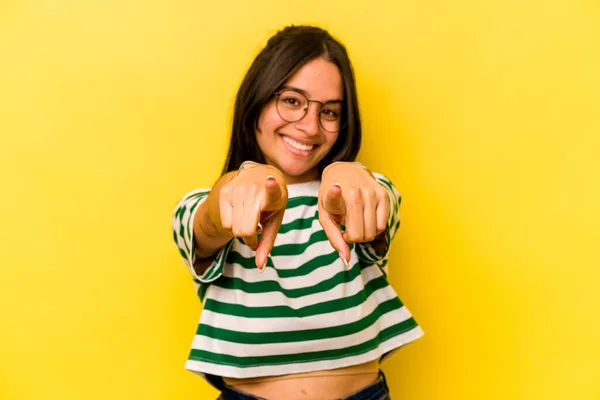 Young Hispanic Woman Isolated Yellow Background Pointing Front Fingers — Foto Stock