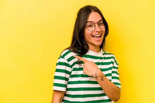 Jonge Spaanse Vrouw Geïsoleerd Gele Achtergrond Kijkt Opzij Glimlachend Vrolijk — Stockfoto