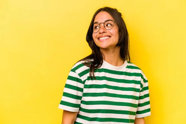 Jonge Spaanse Vrouw Geïsoleerd Gele Achtergrond Ontspannen Gelukkig Lachen Nek — Stockfoto